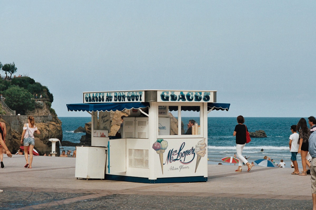 Biarritz Côte des Basques surfing