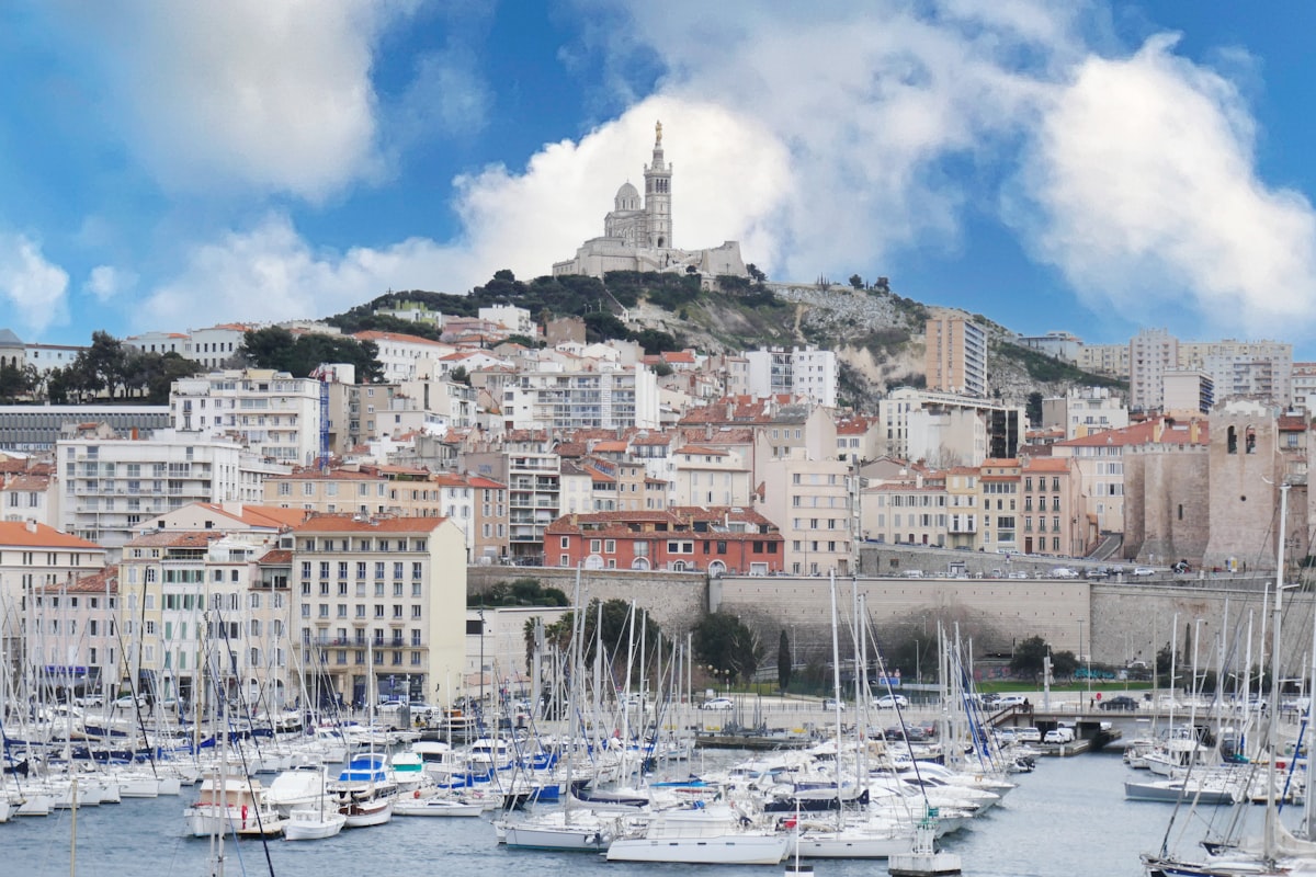 Marseille Vieux-Port dining scene